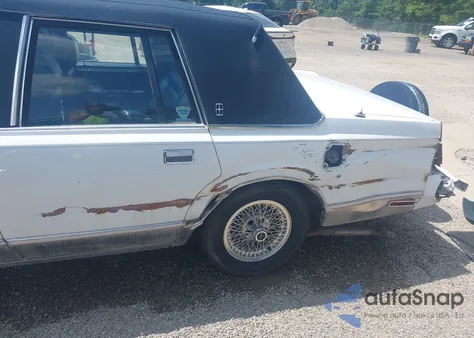 1988 Lincoln Town Car Signature из США, поврежденный, VIN 1LNBM82F6JY657266